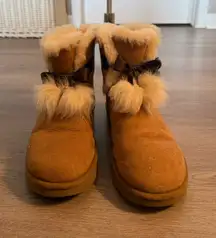 Beige bow uggs boots