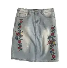 Baccini Denim Floral Embroider Straight Skirt Womens Size 6 Stretch Knee Length