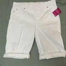 Kim Rogers white Bermuda shorts. Size 6