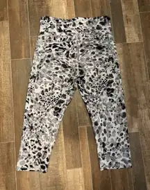 Champion 3/4 length black and white patterned leggings