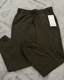 Lululemon NWT On the Fly Jogger size 8 Luxtreme