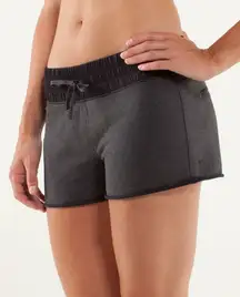 Lululemon Blissed Out Short Size 6 Heathered Black Grey Low Rise 2.5" Gym Cheer