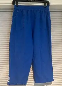 Blue cropped pants with shell buttons and pocket from