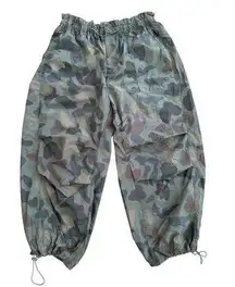 Urban Outfitters - Cargo Camo Parachute Pants in Green & Brown