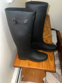 Black Rainboots