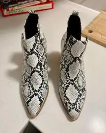 Black & White snakeskin Ankle Boots Pointed Toe size 8 block heel southwestern