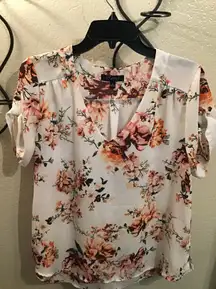FLORAL BLOUSE.  SIZE M 