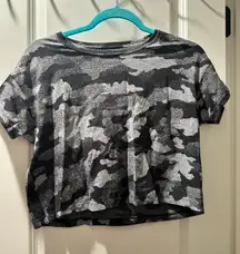 camo cates crop tee