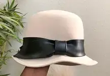 1960s Vintage Miss Lili Dallas USA Cream Mod Gogo Cloche Church Hat Cap 100% Wool Faux Leather Bow Old hollywood glam