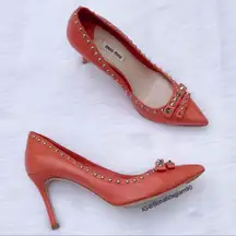 Studded coral leather pointy-toe Bow Pumps size IT 37.5 US 7.5