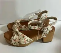 Universal Threads NWT Universal Thread Floral Sandals Size 6