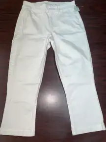 NWT Maurices White Mid Rise Cropped Capris Size 2