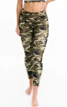 Zyia  Active Light Green Camo Reflective Soft n
Snug Mid-Rise 7/8 Leggings.