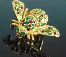 Joan Rivers HOLLY JOLLY BEE PIN BROOCH Holiday Christmas Holly Berries Green Red