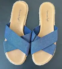 American Eagle Flat Sandal. Size 7 Blue