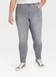 Universal Thread Women’s high rise Skinny jeans in light gray size 12/W31