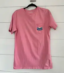 Vineyard Vines Men’s Extra Small Pink Sarasota Surfboard Tee Logo