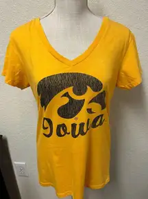 COLOSSEUM IOWA HAWKEYES V-neck T-Shirt Size XL