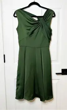 GAL MEETS GLAM Noelle Green Twist Neck Front Satin Dress Size 6 Petite