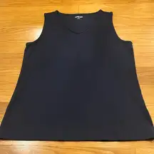 Lands’ End women’s vneck navy blue tank top size medium (10-12).