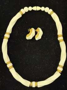 VTG Avon White Lucite Twist Bead Choker Style Necklace with Matching Earrings