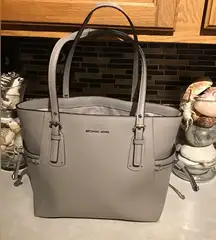 MICHAEL KORS VOYAGER EAST WEST TOTE PEARL GREY .