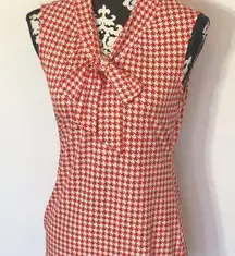 Fitted sleeveless red houndstooth retro blouse