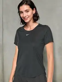 *3for$30* Nike Dri-Fit Women’s Black T-shirt, Pre-owned excellent condition, S