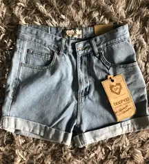 Highwaisted light wash shorts 