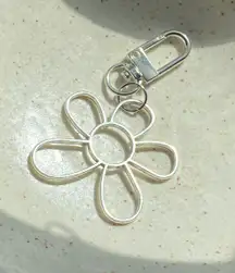 Kawaii cute retro y2k style silver tone big flower keychain/bag accessory🌼