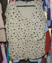 #345 size 3 Disney lion king Gray T-Shirt with Black Geometric Design