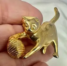 Gold tone cat with yarn brooch
