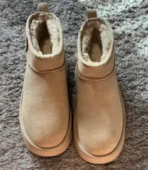 NWOT Ugg plush platform boots size 8