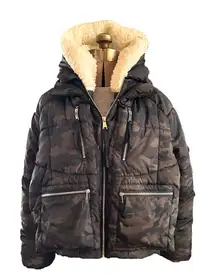 AVEC LES FILLES FAUX SHEARLING LINED HOOD SHORT UTILITY
PUFFER JACKET OLIVE CAMO