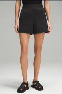NWT "Stretch Woven Relaxed-Fit HR Short 4"/ Black