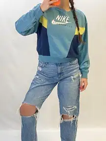 Cropped Nike Crewneck