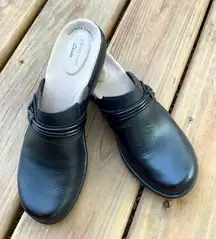 Leather slip on clogs LIKE NEW 🌷