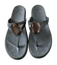 Crocs sanrah hammered metallic wedge flip flop sandals grey and gold sz 11