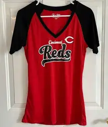 Campus Lifestyle Women’s Cincinnati Reds V Neck Short Sleeve Shirt Medium