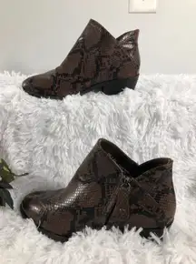SO Angelfish Women's Ankle Boots Brown Snake Print 6M Zipper Side Block Heel