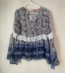 Hint of‎ Mint bell sleeve floral print top/blouse