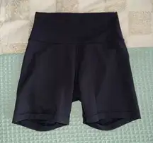 Lululemon Wunder Train Contour Fit High-Rise Short 6"
Black size 6