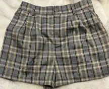 Full tilt plaid pleated shorts in medium