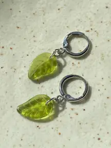 Handmade fairy forest vintage retro aesthetic style simple Czech glass leaf dangle earrings🍃💚
