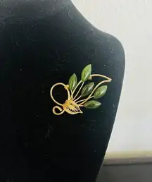 Vintage 1980s Green Jade Flower Bouquet Gold tone Filigree Unmarked Brooch Pin