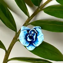 Unbranded woman’s large denim and powder Blue Rose Flower Ring Size 6