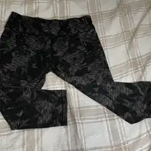Active Life Women's Reversible Capri Leggings Black/Gray Print Size S