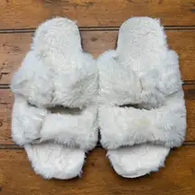 Slide with two straps, buckles‎ and faux fur