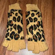 NWOT Betsey Johnson leopard gloves