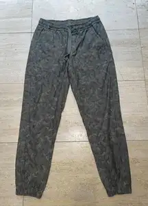 Athleta Women's Farallon Green Stratum‎ Camo Joggers Sz 8